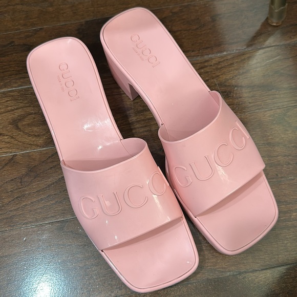 Gucci pink rubber logo embossed heeled sandals
Size 10 - Picture 2 of 12